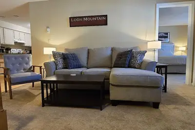 Image de Nicely updated spacious multi-level condo #319 with dedicated WiFi; access