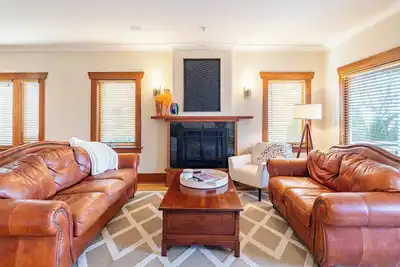 Image de Ideal location - Downtown: 5 mins. Well-appointed with everything + Chef's Kitchen