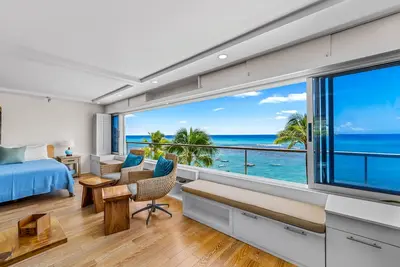 Image de Kaimana Surf Luxe by Gather: Beachfront 1br w/ A/C, Views & Dining