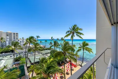Image de Colony Surf Retreat: Beachfront Condo w/ Views, Ac, Near Diamond Head