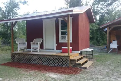Image de Friendlys River Retreat private \nRustic Camping Cabin sleeps 4+with tent camping