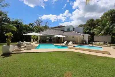 Image de Enjoy this beautiful villa in a country house, with a spectacular swimming pool.