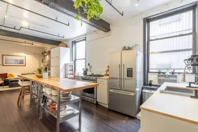 Image de Classy Industrial Apt - Steps to Beautiful Domino Park - Spacious 4br\/1. 5ba