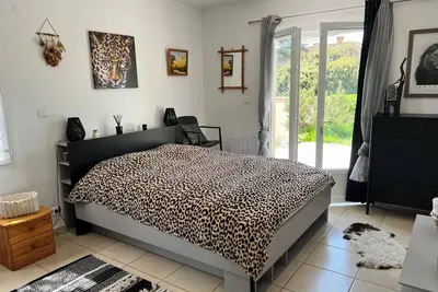 Image de Suite parentale dans maison de plein pied avec terrasse et jacuzzi en été