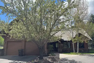 Private 2-Br Gimlet Home with Mountain View’s and River Access