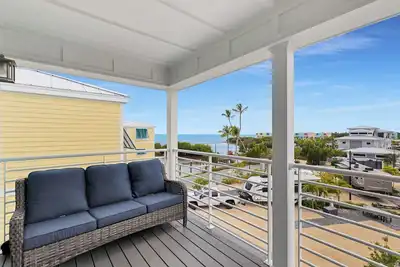Image de Enjoy Oceanfront Living in This Resort 2br Home  Min 28-Day Reservation Required