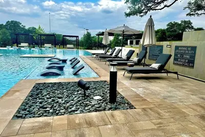 Image de Charming 2-Bed Apt w-Huge Pool & Gym