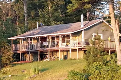 Image de Lakefront Living in a Sunset Cove with kayaks