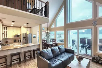 Image de Exclusive lakefront 2-bedroom + loft cottage with high-end finishes, 3 queen beds, and a sofa bed. Dog-friendly