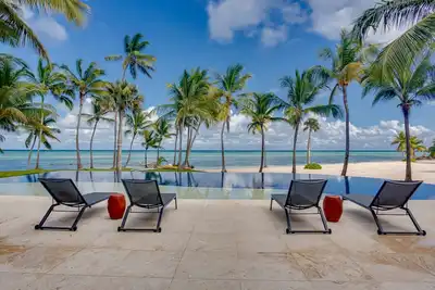 Image de Fully-Staffed Beachfront Luxor Palace