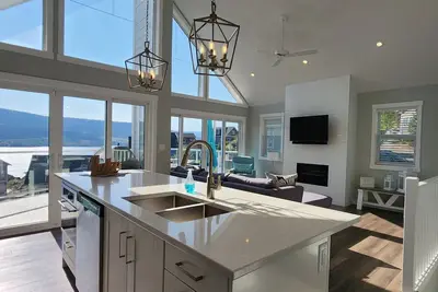 Image de La Casa Cottage #194-Stunning 3 Bedroom Lake view Cottage on Lake Okanagan