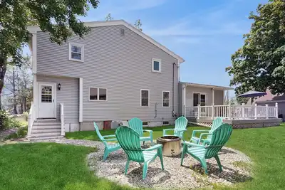 Image de Spacious Coastal Home with Firepit, Porch, and Family-Friendly Comforts