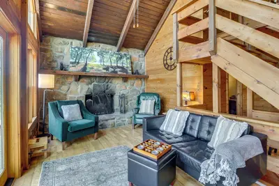 Image de Luxe Ellijay Cabin! Grand Views, Games & Hot Tub
