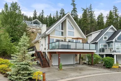 Image de Bright 2-bedroom + loft cottage with 2 full baths, 2 queen beds, and 1 king bed.