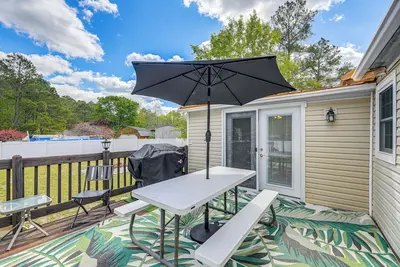Image de Coastal Escape w/ Grill, Yard, Fire Pit & Decks!