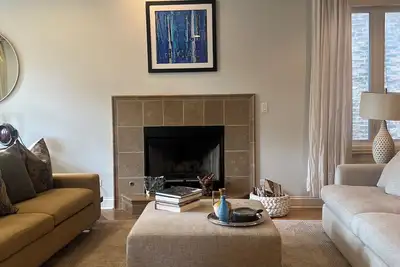 Image de Spacious & Stylish Home with Garage + Rooftop Deck. 10 min Walk to Train.