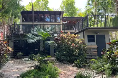 Image de Multi level tropical paradise - 3-bedroom house in tropical Coconut Grove