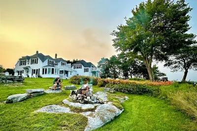 Image de Waterfront Retreat venue for up to 60 guests! …\nWeddings, Reunions, Meetings! ……