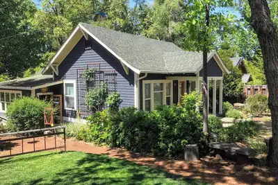 Image de Abbott's Cottages- The Raven. Two bedroom cottage just two blocks to downtown.