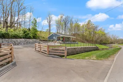 Image de Peaceful 2-bedroom cottage in the beautiful Floyds Knobs with Hot Tub & Gym