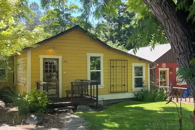 Image de Abbott'S Cottages- The Lark. 2 bedroom cottage, just two blocks to downtown