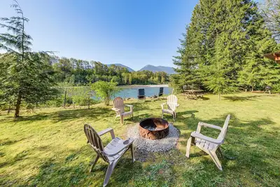Image de Jay's Salmon Run Retreat\nBreathtaking Riverfront Views-Hot Tub, Firepit, Pinball
