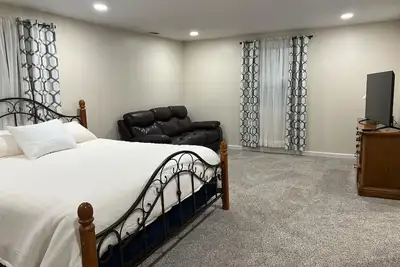 Image de 4-bedroom 2 full bath house in charming Brighton with spacious rooms. Book now