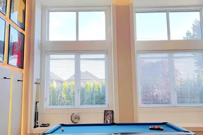 Image de Brand New Luxury loft with huge living room and king bed room - 13 mins from Yvr