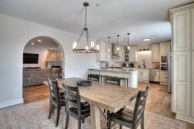 Image de Luxury Lakeview Condo - Walk to Shops & Dining