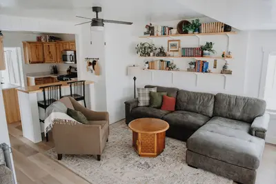 Image de A lovingly curated family home with 4 bedrooms centrally located to adventure!