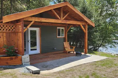 Image de Lakefront Retreat on Lake Cowichan located in sunny Youbou Bc