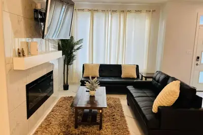 Image de Luxury 3 Bedroom Home | Fireplace | 84” Pool Table| Air Conditioning| Garage