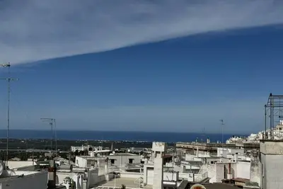 Image de Velvet Queen est une résidence historique magnifiquement restaurée qui allie harmonieusement le charme du passé au confort moderne. Située au cœur du quartier du XIXe siècle d'Ostuni, cette élégante maison de vacances offre une expérience authen