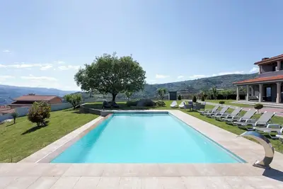 HostWise - Douro Villa - Suite Eça de Queirós