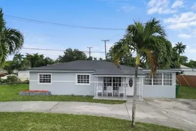 Image de Funhouse – Pool Table, Games & South Florida Sun! \"