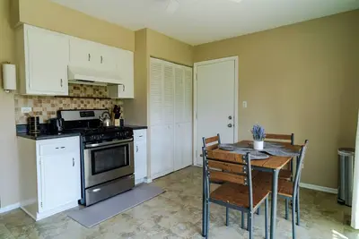 Image de \"Spacious 2br Retreat with Office, Stunning Backyard & Grill in Hanover Park\"