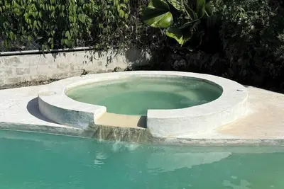 Image de 2 bed 1 bath w/pool and private parking in town.