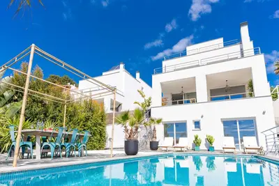 Image de Villa De La Luz avec piscine privée et vue sur la mer Sitges