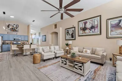 Image de Luxe Mesa Home w/ Pool, Yard, Game Room