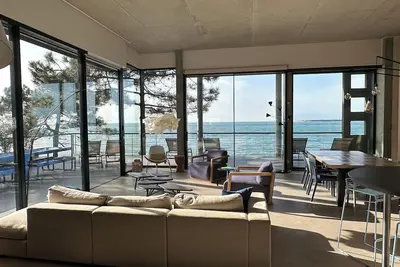 Image de magnifique villa en 1er ligne, accès directe plage, proximité des commerces