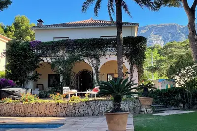 House with Alma and swimming pool five minutes walk from the sea!