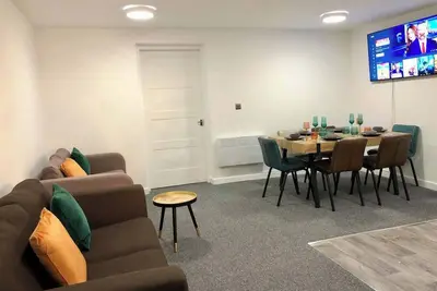 Image de Ample 3-Bedrooms Apartment in town centre Sleeps 6