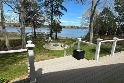 Image de Renovated 3-bedroom all with on-suites on the water house in Mashpee