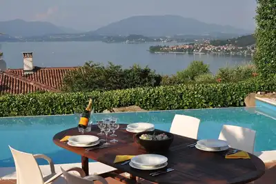 Image de Villa à Meina avec 4 chambres à coucher, 8 couchages