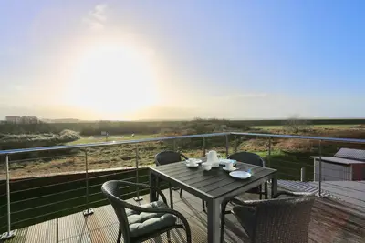 Image de Central, quiet maisonette apartment with tidal flat view - for families & couples