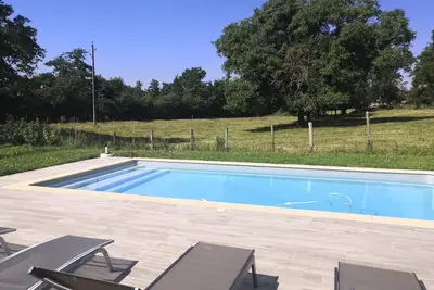 Image de maison beaujolaise avec charme, piscine, cheminée