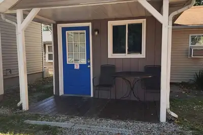 Image de Studio Cabins - Delightful studio cabins located at Outrigger Resort sleep 4! 1/4 mile away from Indiana Beach Amusement Park. These cabins have options featuring two (2) queen beds Or one (1) queen and one (1) futon. 350-450 square feet. All studio
