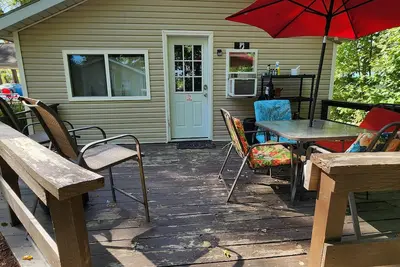 Image de One Bedroom Cabin - Lakeview - Charming 500 sq ft one-bedroom cabin located at Outrigger Resort, just 1/4 mile from Indiana Beach Amustment Park! Features a lake view, private bathroom, kitchen, and living room. One (1) queen bed and one (1) futon al