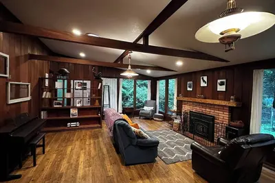 Image de Redwood house (1 block from Hsu)