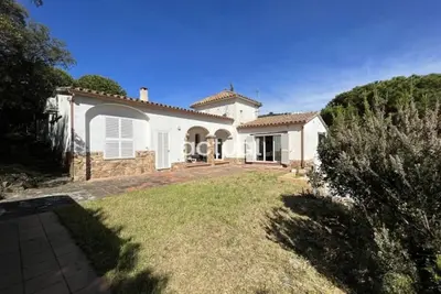 Image de Grande maison avec piscine privée et parking